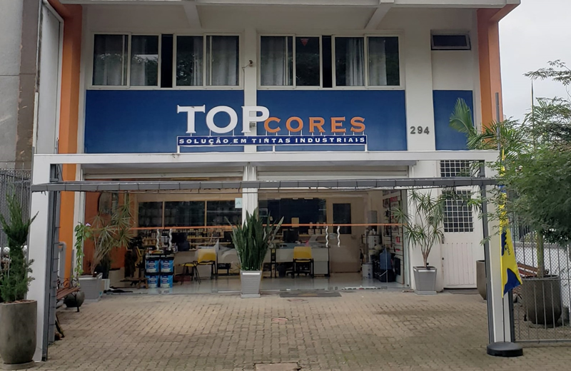 <p>A TOP CORES é uma distribuidora de tintas industriais para o segmento metal mecânico. Está localizada na zona norte da cidade de Porto Alegre. Contamos com máquina tintométrica linha industrial que permite produzir inúmeras cores dos catálogos Ral e Munsell e também máquina tintométrica da linha imobiliária.</p>

<p> </p>

<p>Desde 1995</p>
